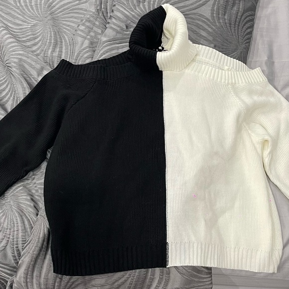 Off the shoulder turtleneck black and white Size Small - Picture 5 of 6